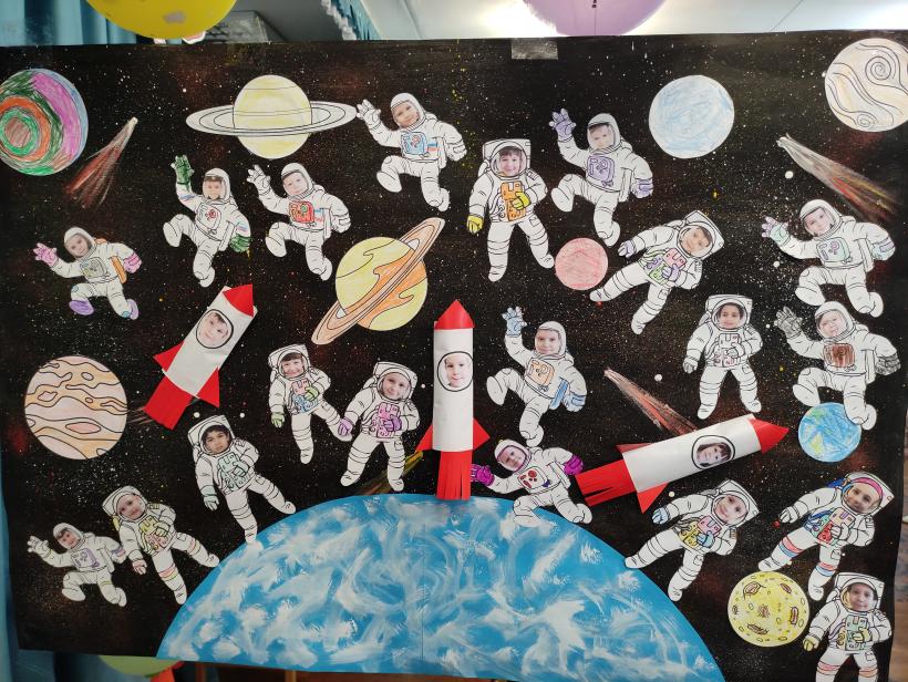 Детское творчество космос. Космическая выставка в детском саду. Выставка поделок космос. Выставка космическое путешествие. Выставка на космическую тему.